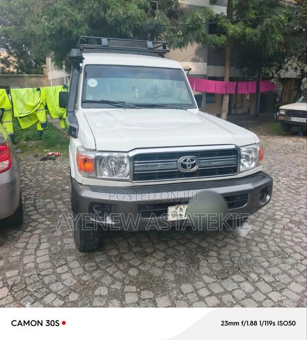 Toyota Land Cruiser 2013 White