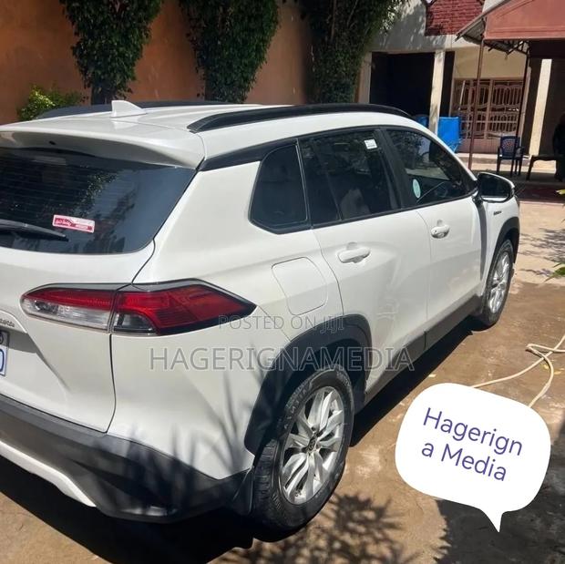 Toyota Corolla Cross Hybrid 2023 White