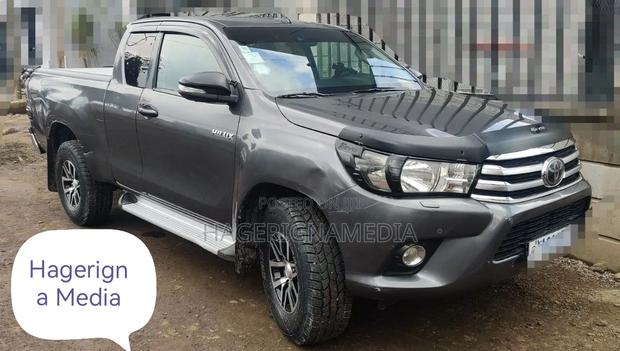 Toyota Hilux 2016 Gray