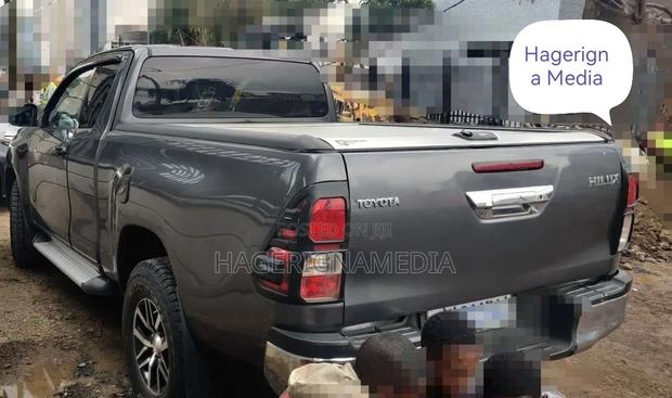 Toyota Hilux 2016 Gray