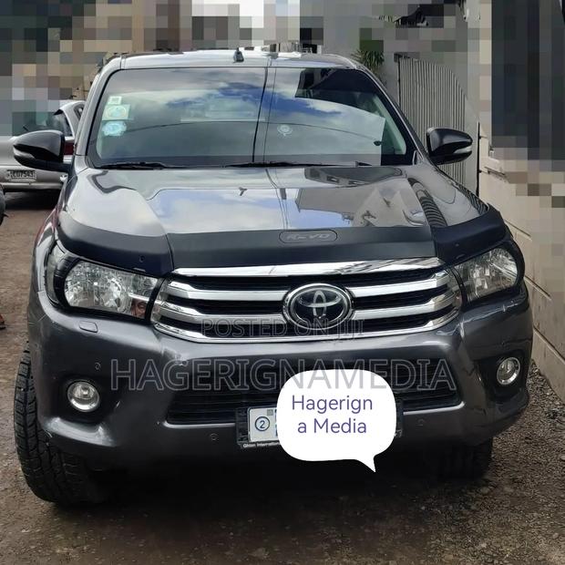 Toyota Hilux 2016 Gray