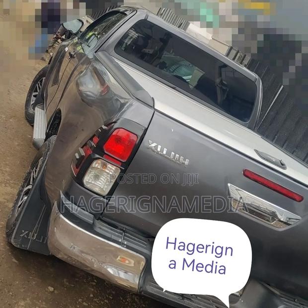 Toyota Hilux 2016 Gray