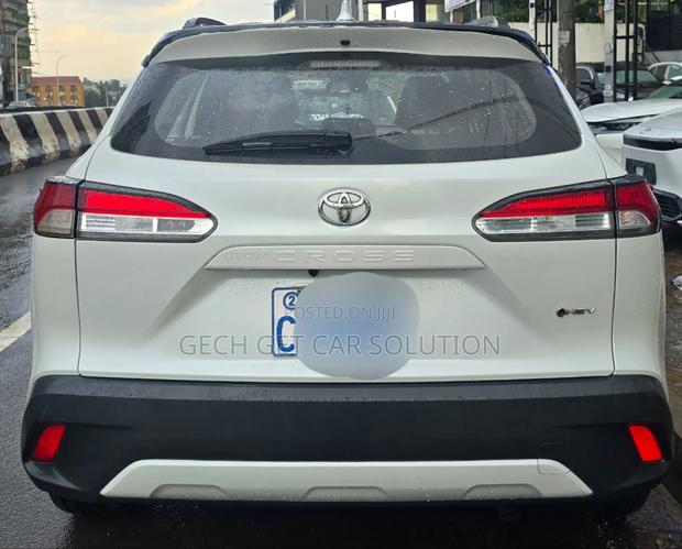 Toyota Corolla Cross Hybrid 2024 White