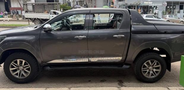 Toyota Hilux 2018 Gray
