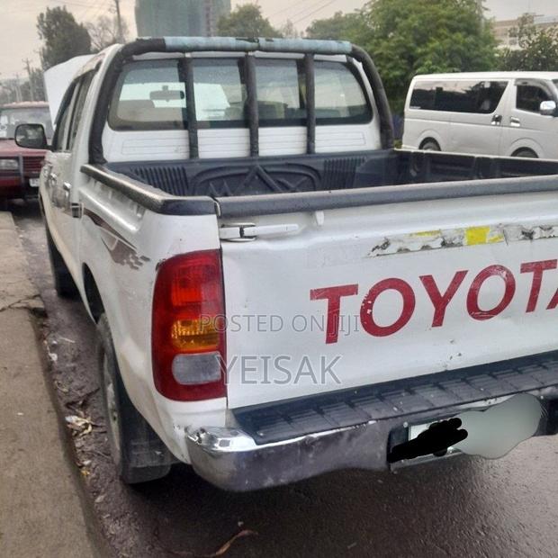 Toyota Hilux 2010 White
