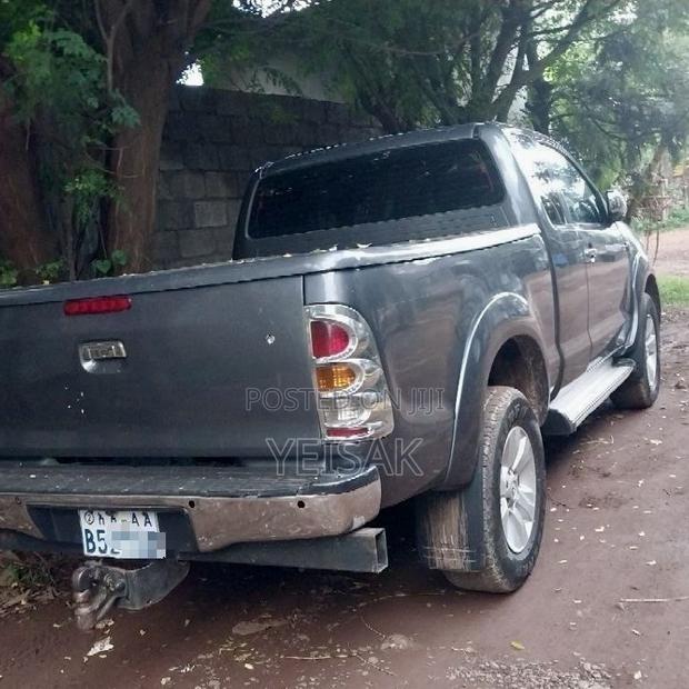 Toyota Hilux 2010 Gray