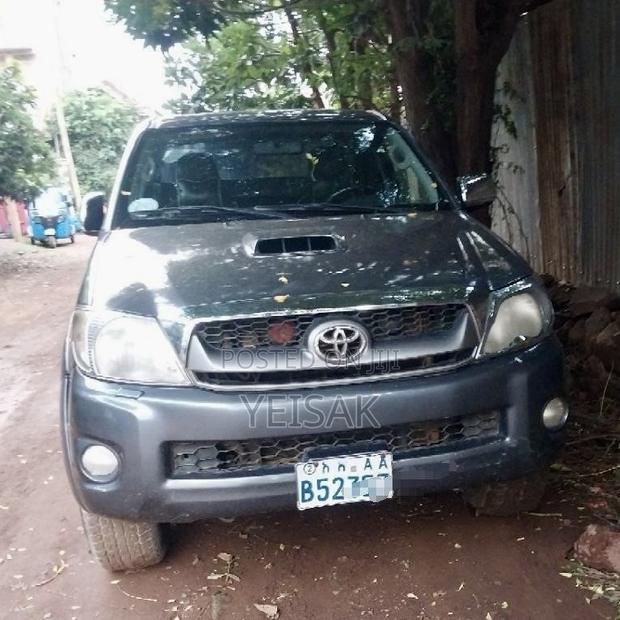 Toyota Hilux 2010 Gray