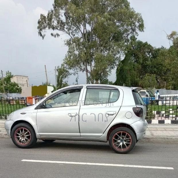 Toyota Vitz 2001 Silver