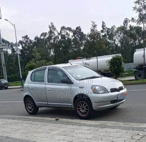 Toyota Vitz 2001 Silver