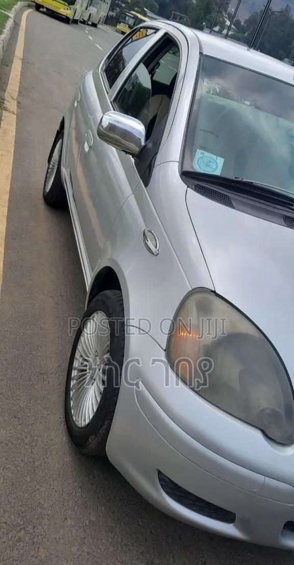 Toyota Vitz 2001 Silver