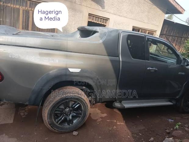 Toyota Hilux 2021 Gray