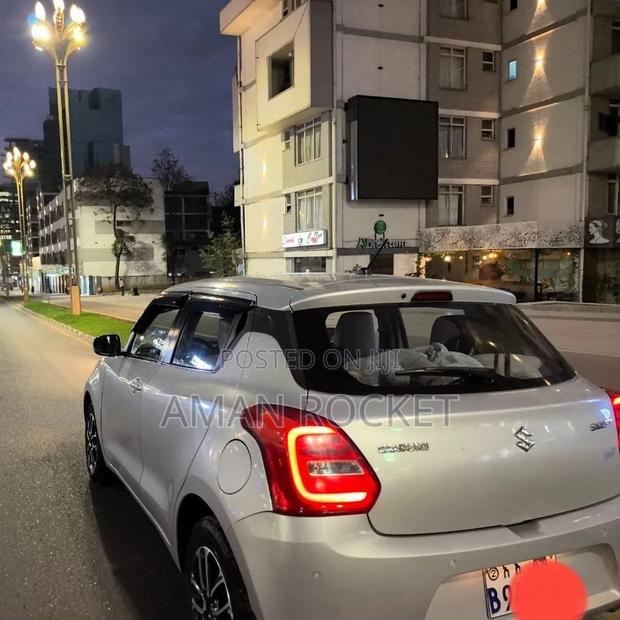 Suzuki Swift 2021 Silver