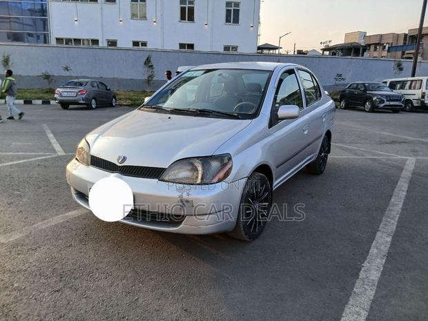 Toyota Platz 2001 Silver