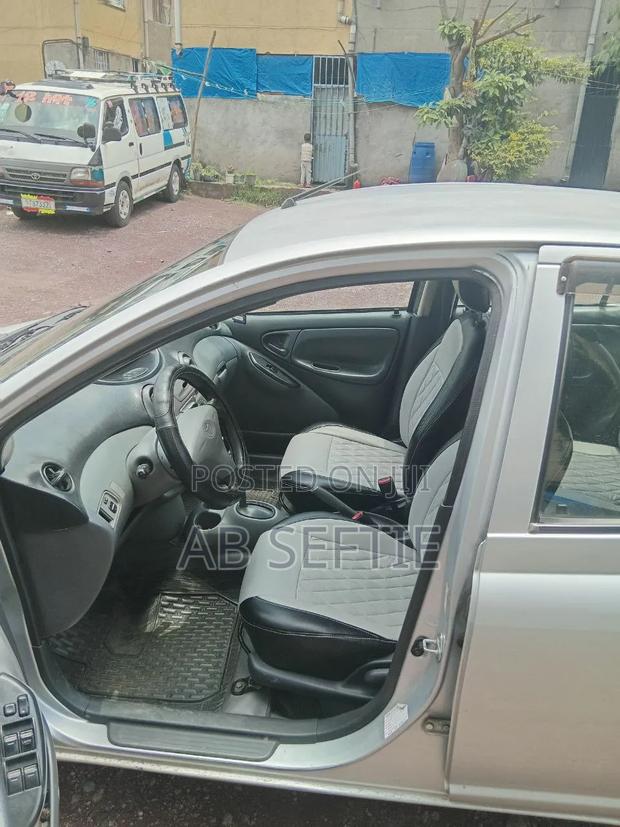 Toyota Vitz 2001 Silver