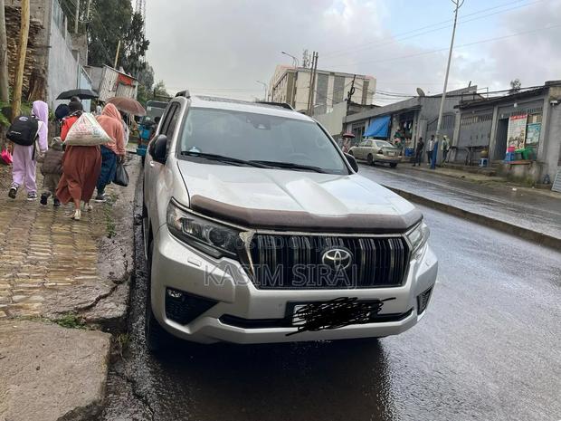 Toyota Land Cruiser Prado 2022 Silver