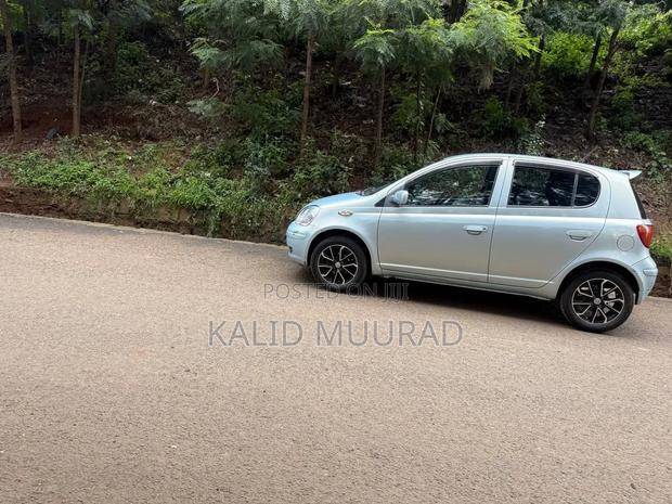 Toyota Vitz 2004 Silver