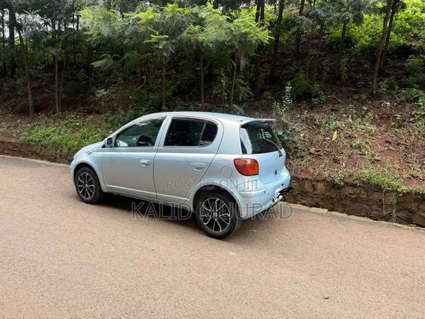 Toyota Vitz 2004 Silver