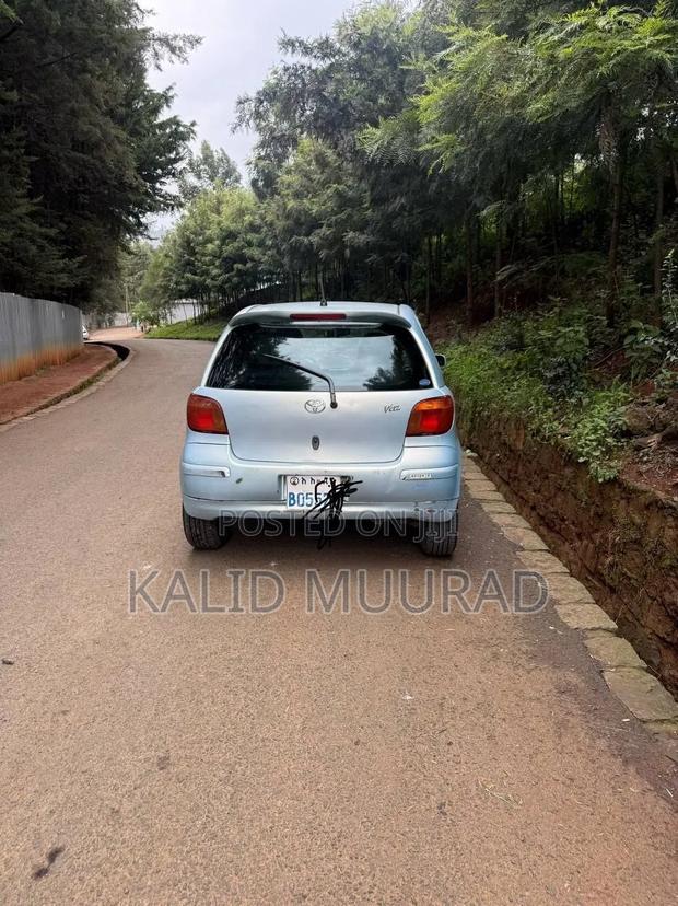 Toyota Vitz 2004 Silver