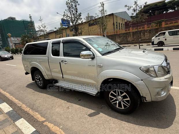Toyota Hilux 2011 Gold