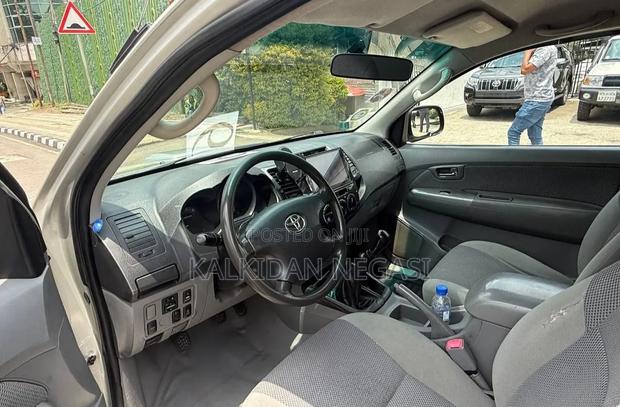 Toyota Hilux 2010 Gray
