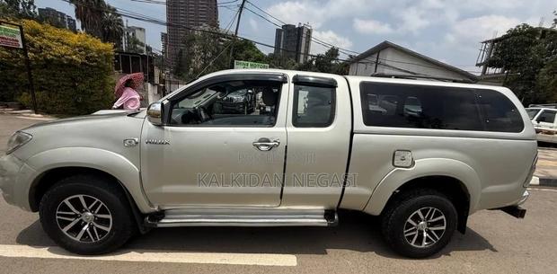 Toyota Hilux 2010 Gray