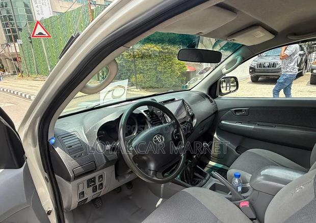 Toyota Hilux 2010 Gray