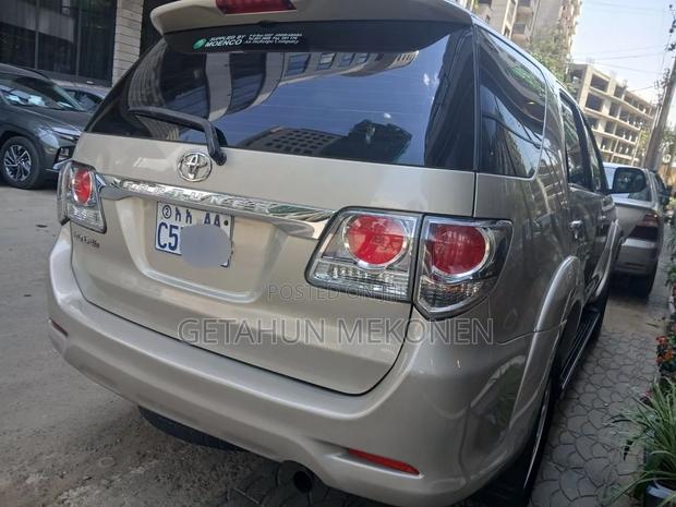 Toyota Fortuner 2011 Gold