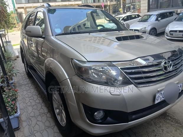 Toyota Fortuner 2011 Gold