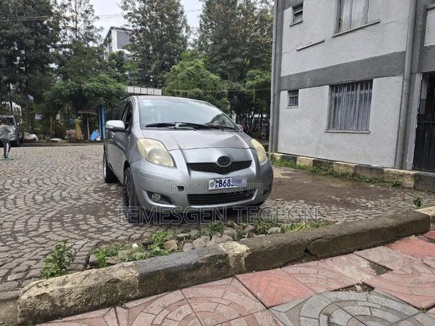 Toyota Yaris 2010 Gray