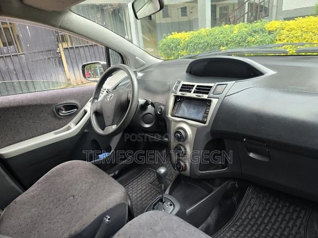Toyota Yaris 2010 Gray