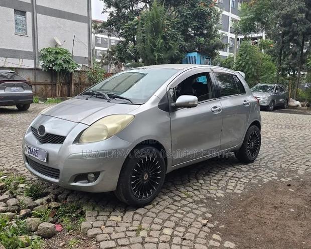 Toyota Yaris 2010 Silver