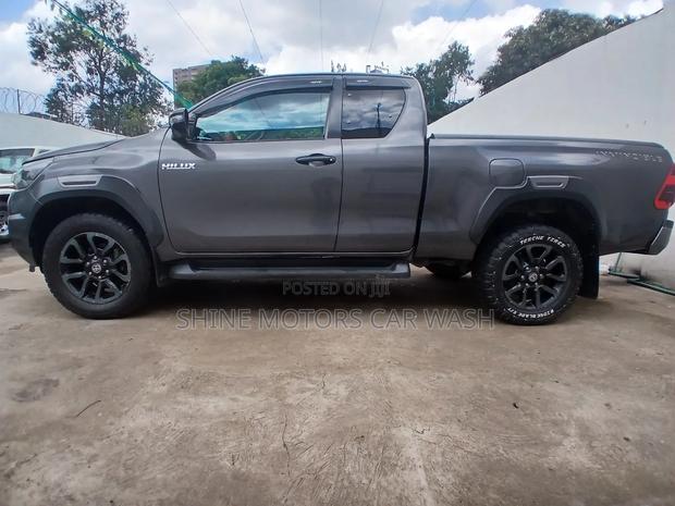 Toyota Hilux 2021 Black