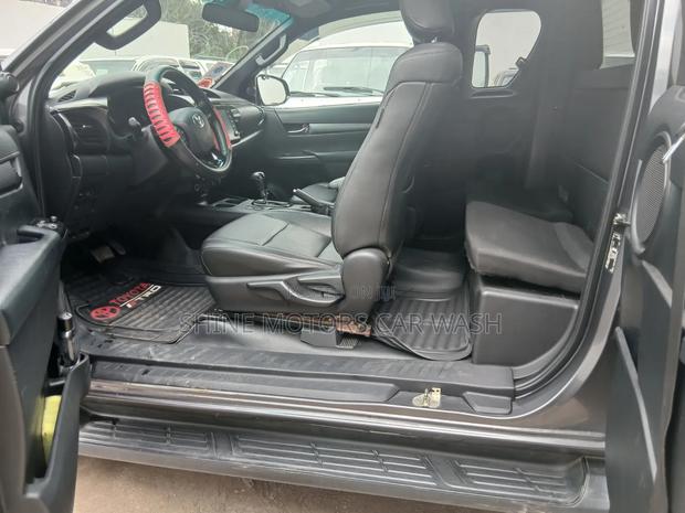 Toyota Hilux 2021 Black