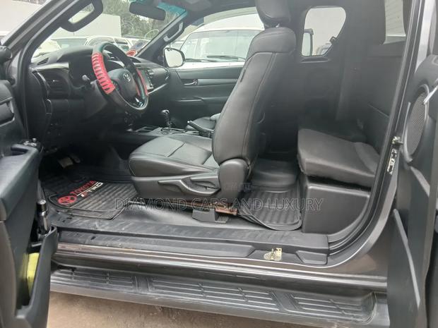 Toyota Hilux 2021 Black