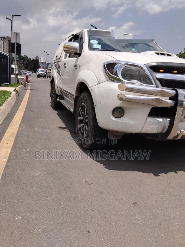 Toyota Land Cruiser 2010 White