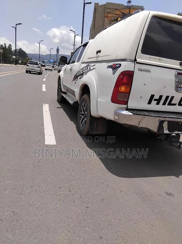 Toyota Land Cruiser 2010 White