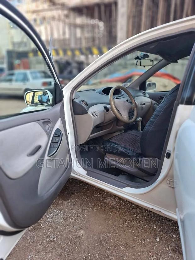 Toyota Platz 2001 White