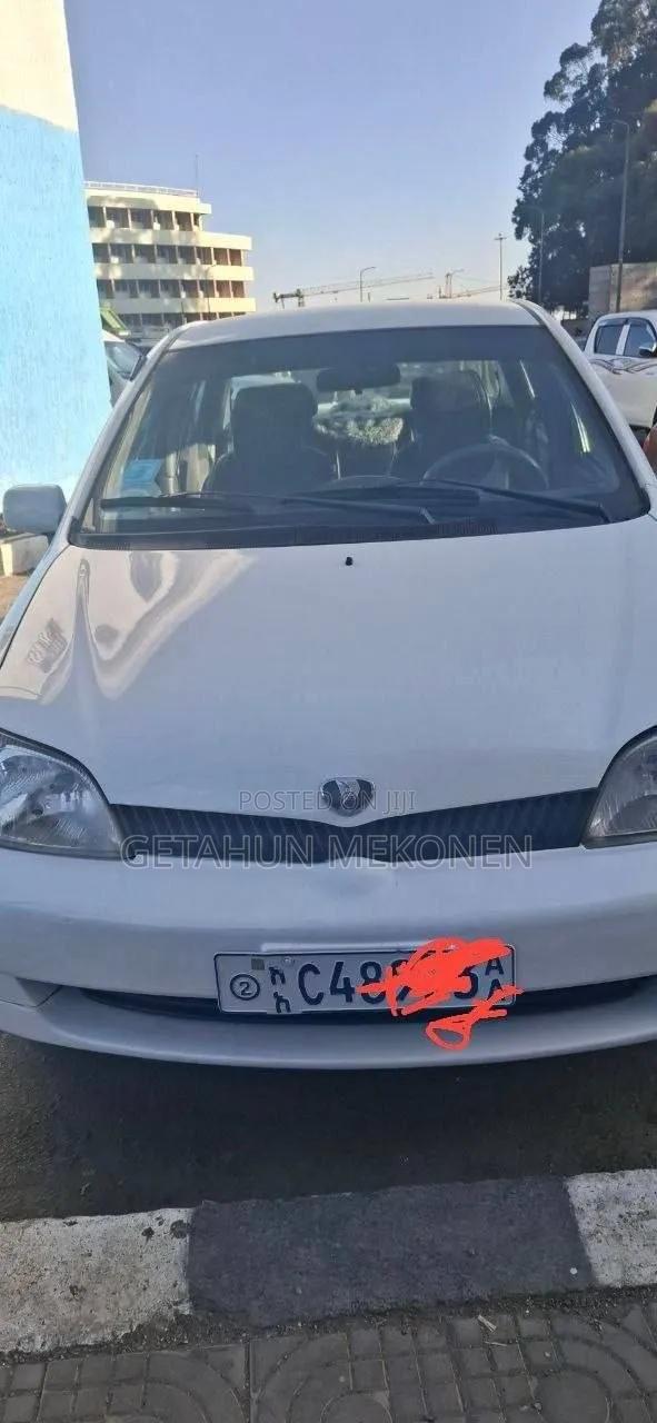 Toyota Platz 2001 White