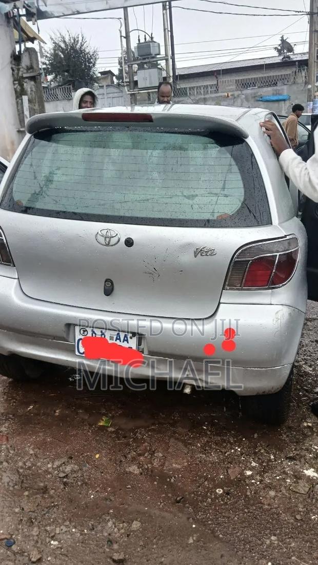 Toyota Vitz 2001 Silver