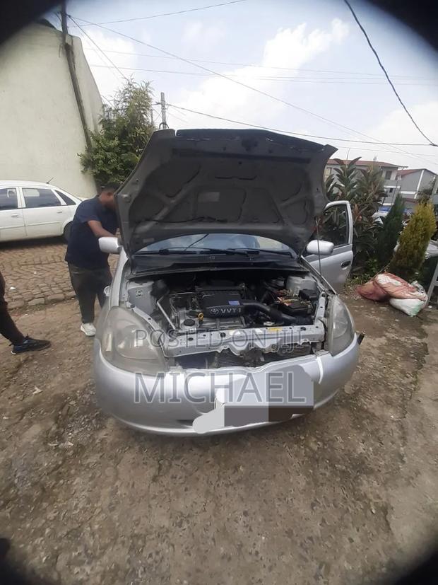 Toyota Vitz 2001 Silver