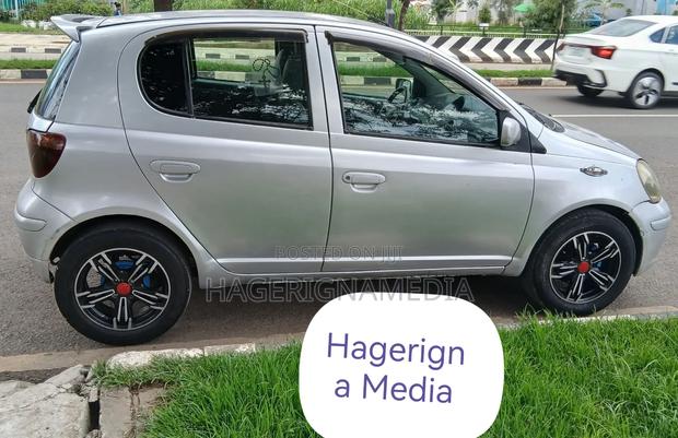 Toyota Vitz 2002 Silver