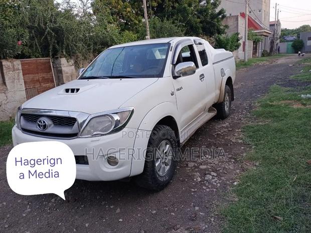 Toyota Hilux 2009 White