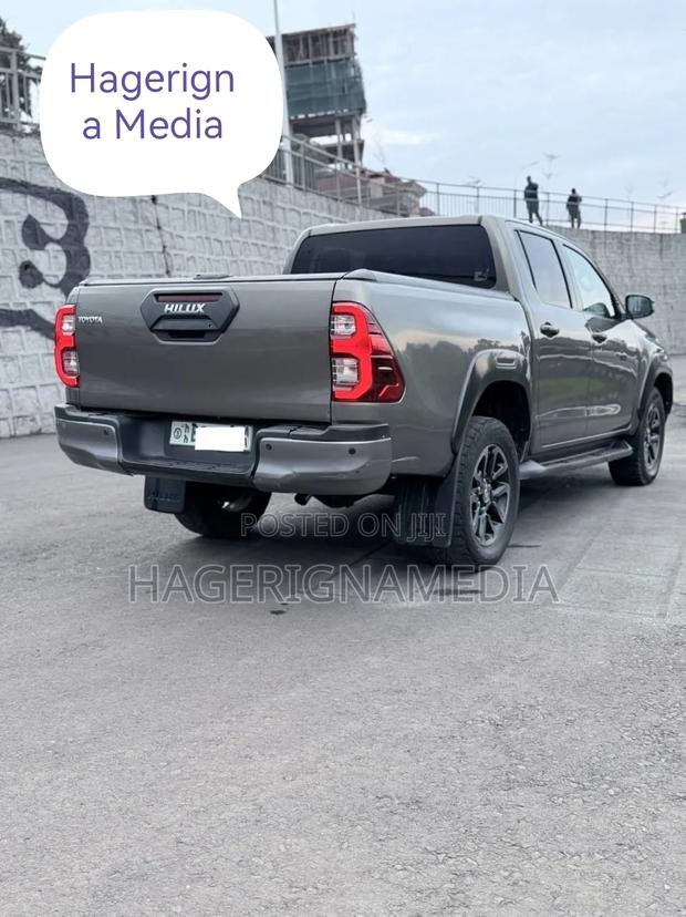 Toyota Hilux 2021 Gray