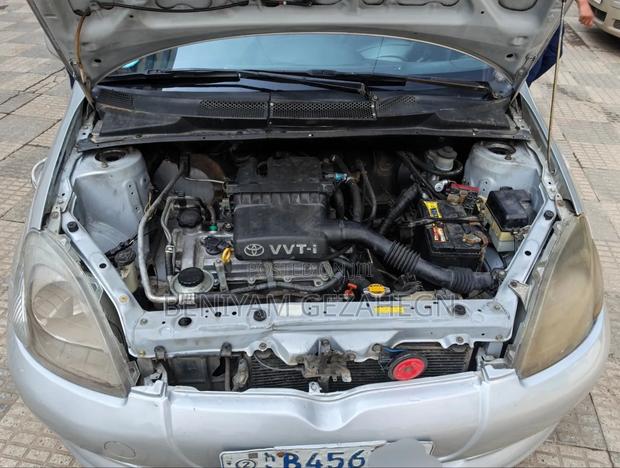 Toyota Vitz 2001 Silver