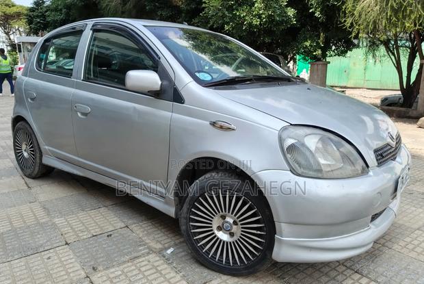 Toyota Vitz 2001 Silver