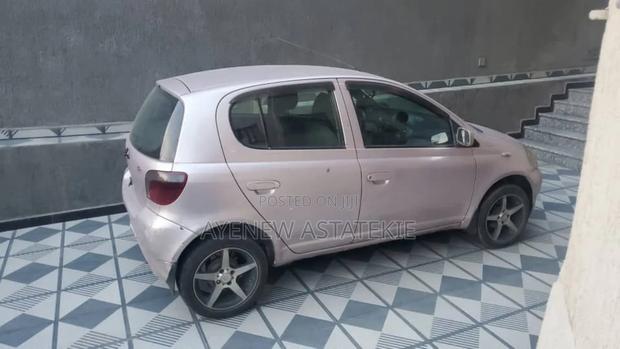 Toyota Vitz 2000 Pink