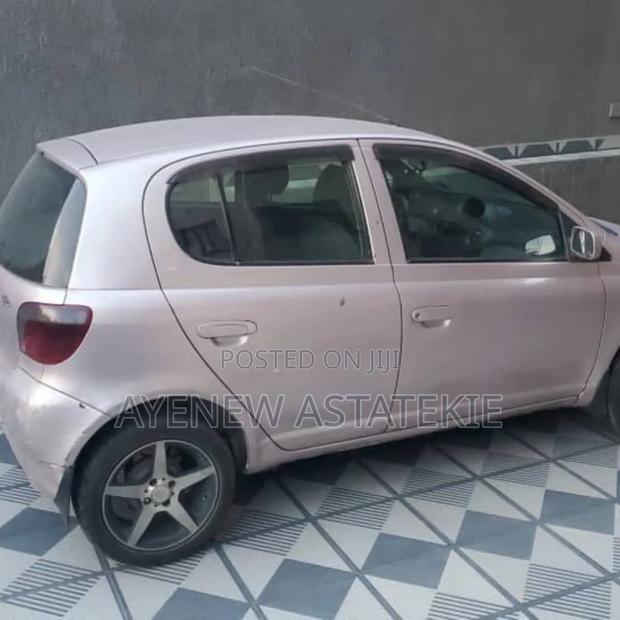 Toyota Vitz 2000 Pink