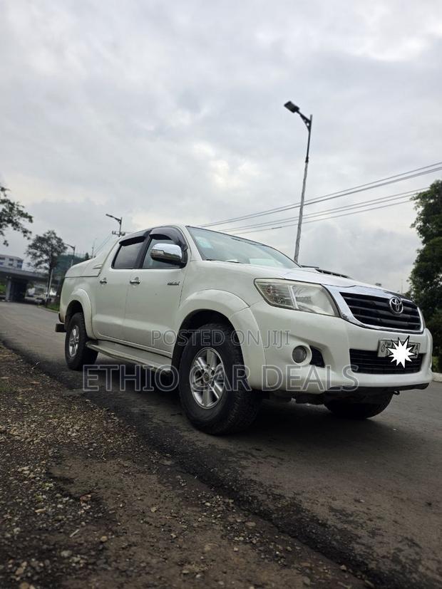 Toyota Hilux 2012 White