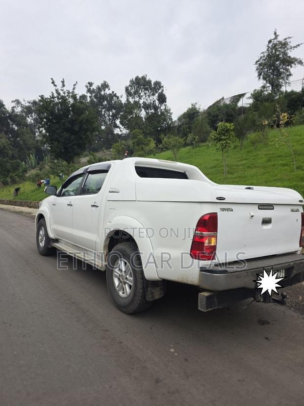 Toyota Hilux 2012 White