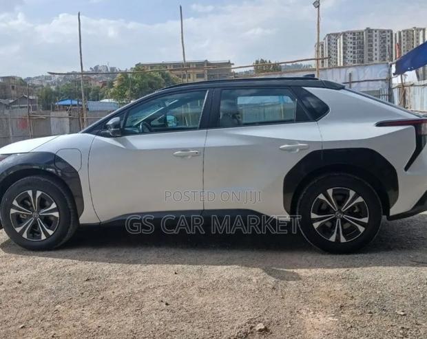 Toyota bZ4X 71.4 kWh AWD 2023 White